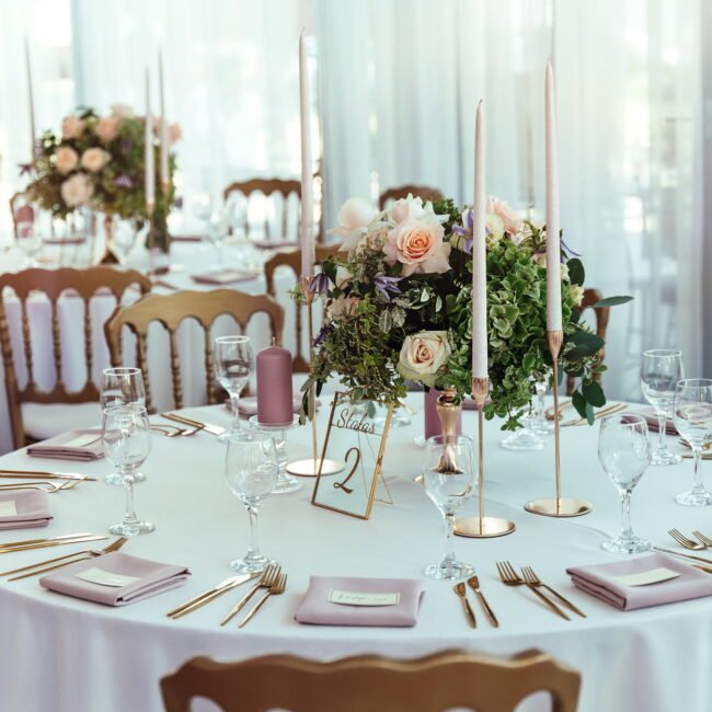 Gražus vestuvinis apvalios formos stalas
